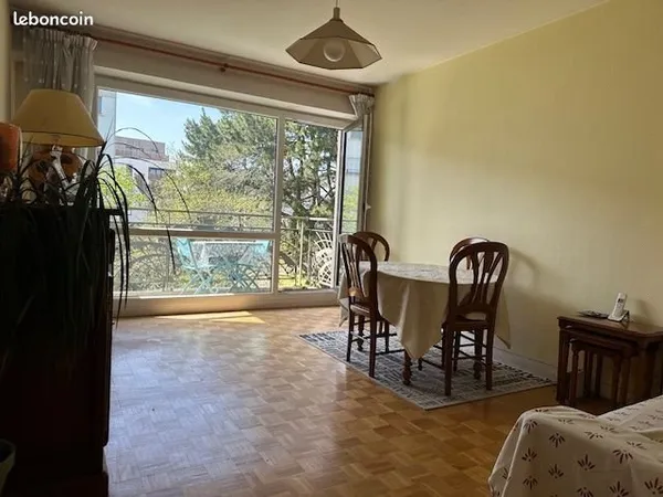 T3 lumineux avec balcon, stationnement et potentiel d'aménagement