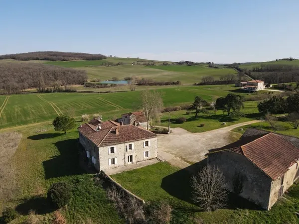 Hameau entouré de chênes truffiers et de cèdres