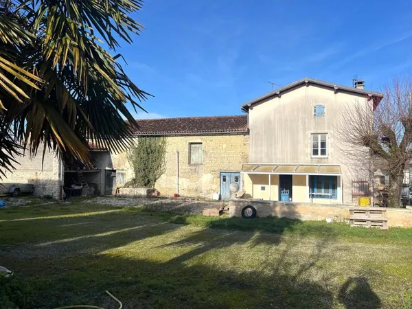 Maison à rénover avec nombreuses dépendances