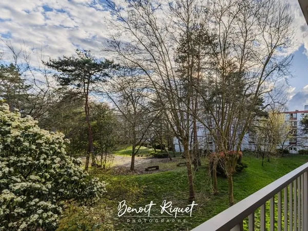 Bel appartement 3 pièces en parfait état avec vue sur parc.