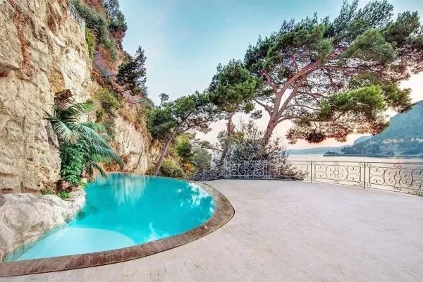Cap d'Ail : Villa en première ligne de mer