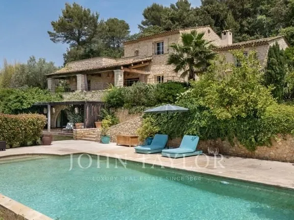 Bastide de charme en pierres avec vue mer et grand parc paysager