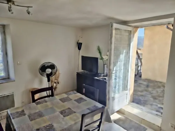 Duplex renove a neuf et immeuble a renover