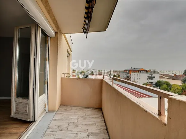 Appartement T4 de 73 m² avec balcon, parking et cave à Villeurbanne (69100).