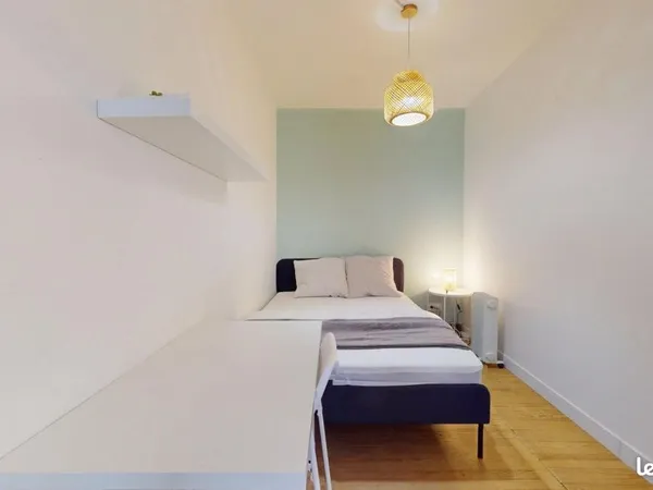 Chambre 5 pièces 64 m²