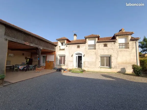 Maison bigourdane avec dépendances, grand garage et parc arboré