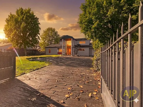 LEGÉ- Villa avec piscine intérieure !
