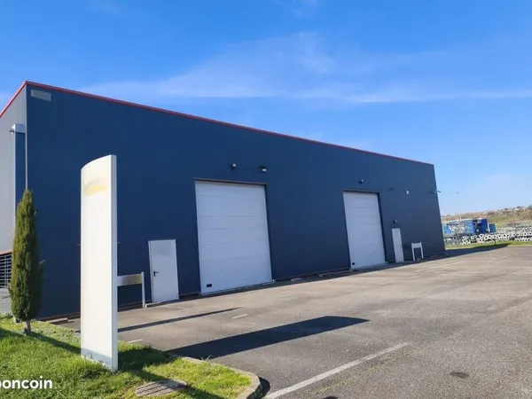 Local d'activité 210 m² et bureaux 75 m² - 2 540€ HT/HC/Mois