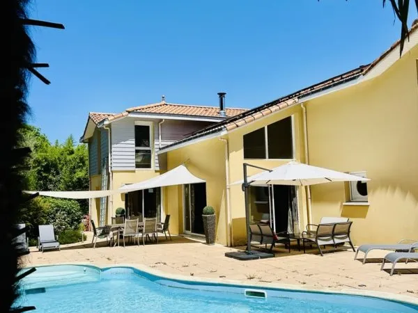 Maison 10 pièces 330 m²