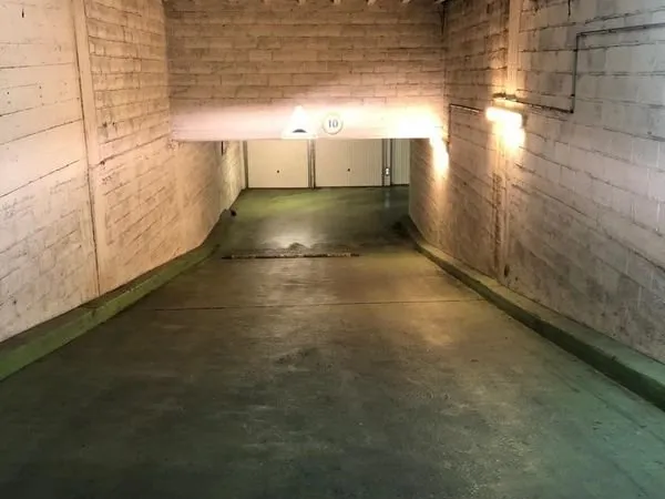 Parking/box fermé entre Ternes et Arc de Triomphe