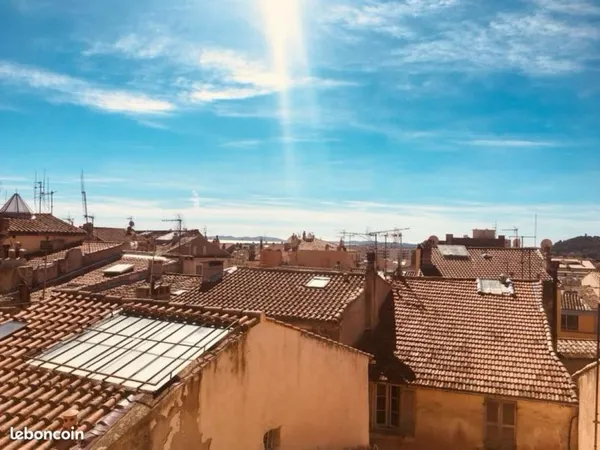 Vente appartement de charme, vue mer et toits dans le centre ancien Hyeres
