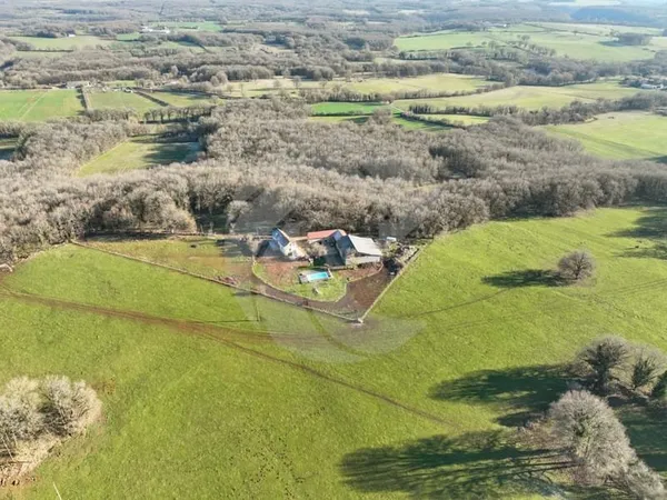 Propriété en pierre sur plus de 4 Hectares avec dépendances