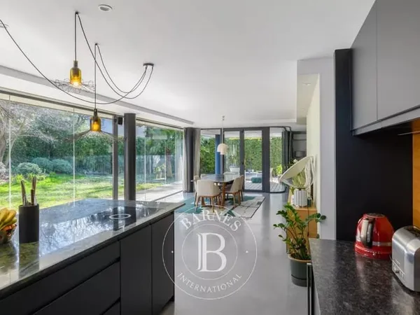VENTE - EXCLUSIVITE - MARSEILLE SAINT- JULIEN - 13012 - VILLA D'ARCHITECTE AVEC DEPENDANCE ET PISCIN