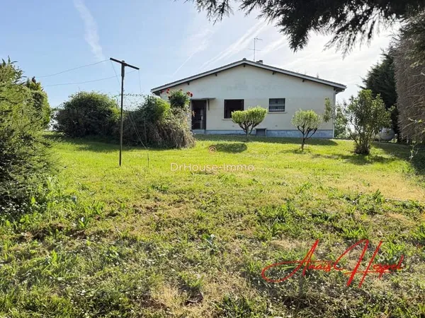 Maison de plain-pied avec granges et 2 hectares de terrain : un fort potentiel à révéler !