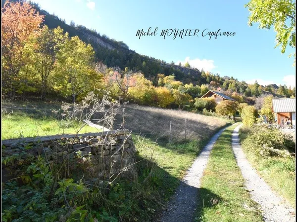 Terrain constructible de 744,00 m² à CHAMPCELLA (05)