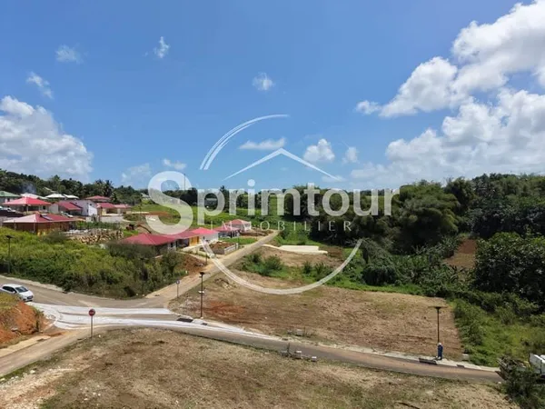 LAMENTIN TERRAIN 528 M2