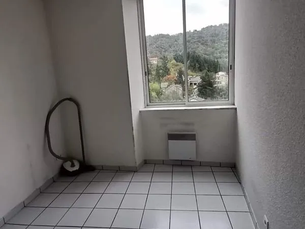 😍Loue Beau T1 bis 🌞 38m² au RDC immeuble sécurisé, la rue de LYON, 200m de centre-ville, parking dev