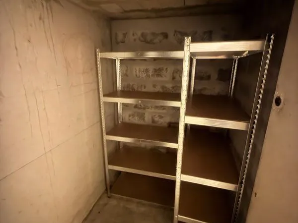 Location Cave 3m² sécurisée + étagères - Stockage