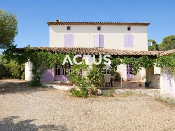 Grande maison aux Viougues avec joli terrain à Salon de Pro