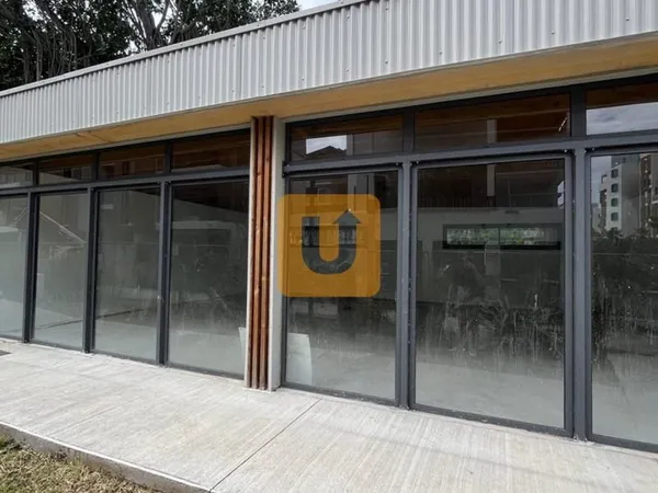 LOCAL COMMERCIAL AU COEUR DE LA POSSESSION