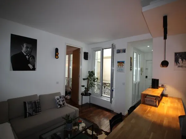 Appartement à louer - Longue durée - Rue des Martyrs - Deux Pièces