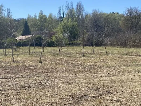 Terrain 574 m²