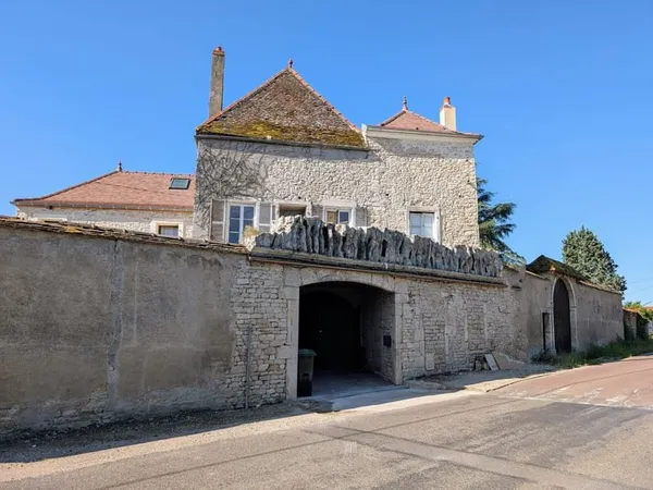 Maison de caractère à rénover avec terrasse et double garage
