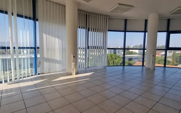 Grands bureaux lumineux avec 5 parking