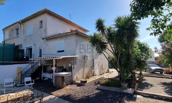 VILLA AVEC TRES BONNE VISIBILITE POUR USAGE PROFESSIONNEL