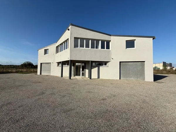 BUREAUX RENOVES AVEC GRAND PARKING A VILLESEQUELANDE