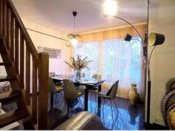Studio 6 pièces 101 m²