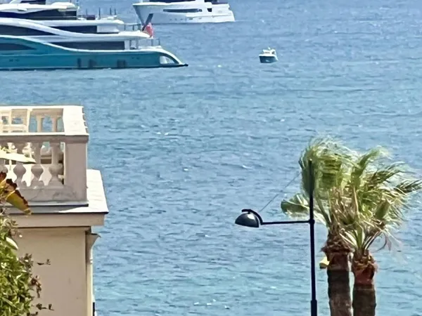 CANNES CENTRE BANANE PENTHOUSE T3 DE 71M2 TERRASSE 35M2 VUE MER PARKING
