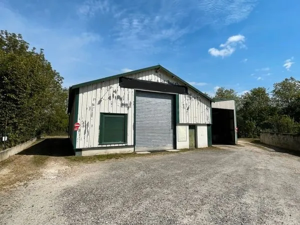 Local commercial 300 m² - Grand parking sécurisé à louer