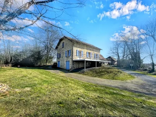 Belle maison de campagne avec dépendances et terrain