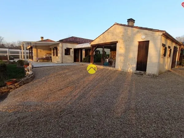 Belle maison avec un grand terrain