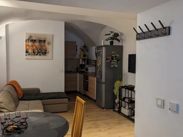 A VENDRE STUDIO AVEC LOCAL AU REZ DE CHAUSSEE