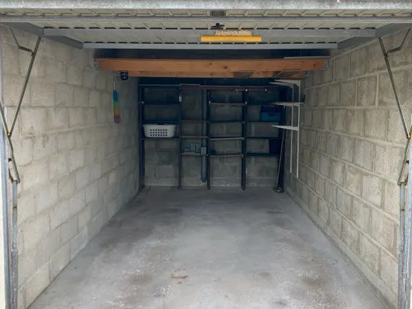Garage / Box fermé 15 m² + étagères + mezzanine 3 m²- Hyper Centre Royan - Grande Conche