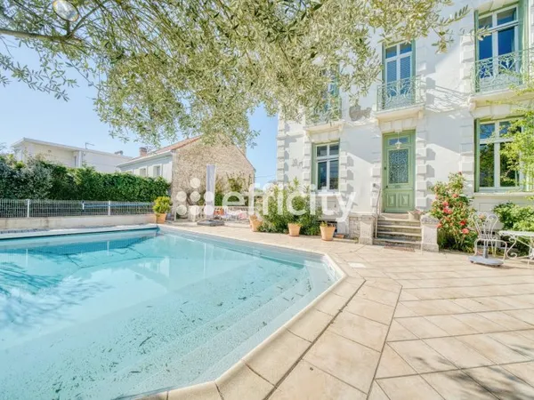 Maison 8 pièces 232 m²
