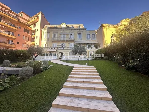 Dans le centre de Menton, à vendre en exclusivité spacieux studio avec grande terrasse exposée Ouest