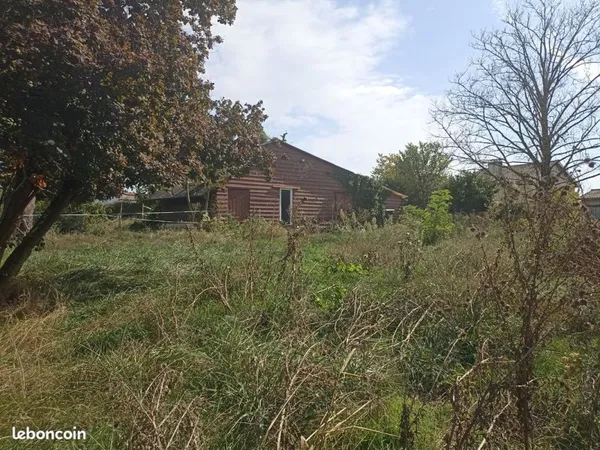 Terrain avec grand abri de jardin