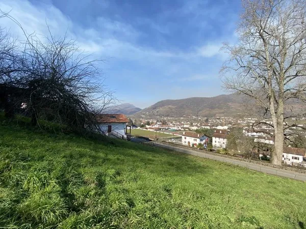 Vue imprenable sur la ville depuis ce terrain de 1064 m2