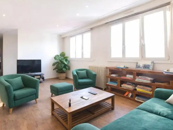 Suresnes Belvédère – Appartement 3 Pièces/ 2 Chambres, avec coin Terrasse et Grand Sous-Sol