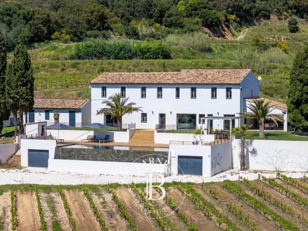 GRIMAUD - VILLA 5 CHAMBRES - VUE VIGNES