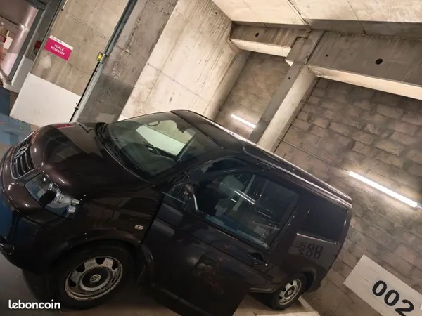 Places parking sécurisés à louer avec télécommande et vidéo-surveillance. Accès utilitaire hauteur 2