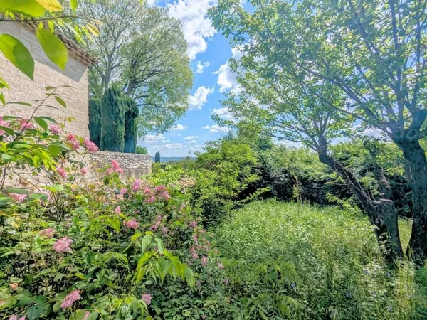 Saint Maximin, centre village : Magnifique petit terrain avec vue sublime...