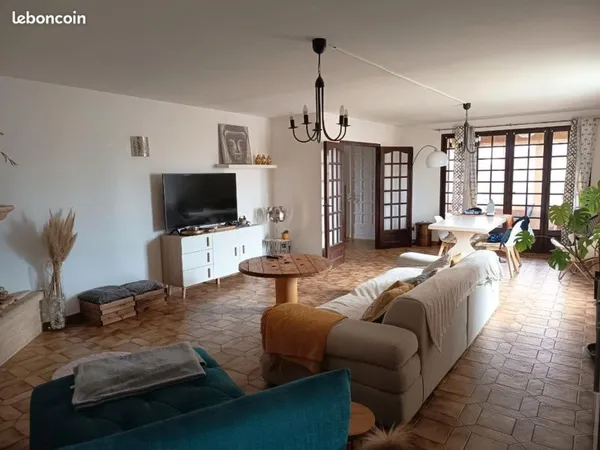 Location appartement en haut de villa, jardin privatif et double abrit à voiture fermé