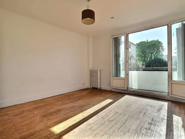 À vendre ? Spacieux 4 pièces avec balcon dans résidence verdoyante