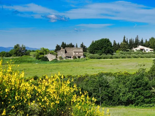 CUCURON, beau Domaine agricole