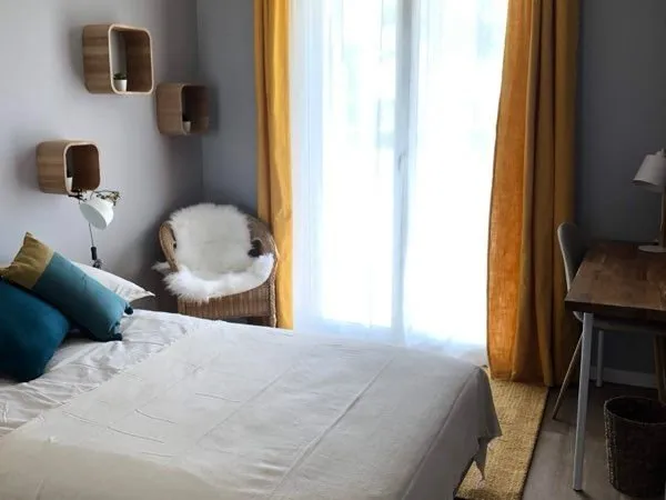 Chambre meublée
