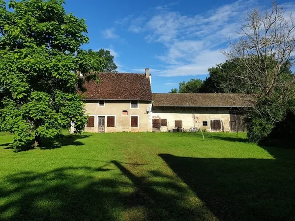 Maison ancienne avec dépendances sur 3 900 m². Vue.